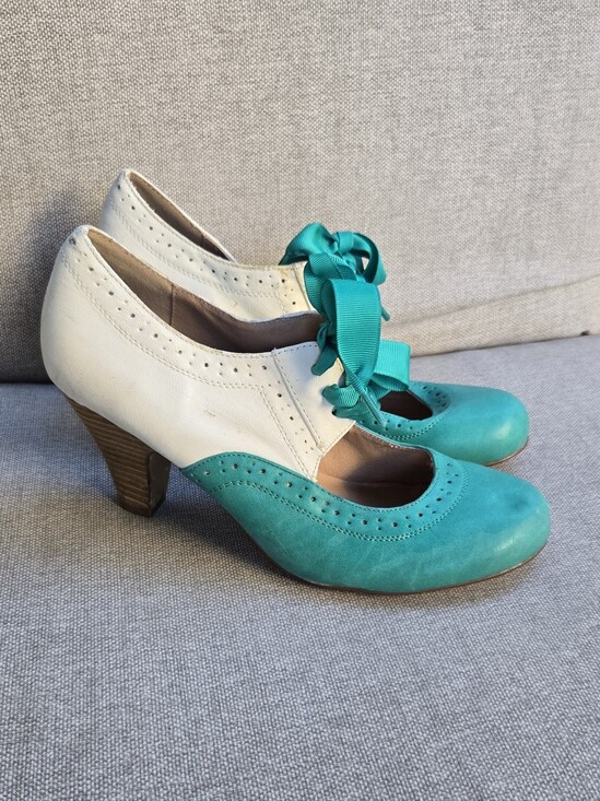 chelsea crew Shoes - Chrlsea Crew Two-Tone Teal and White Heeled Oxford Pumps